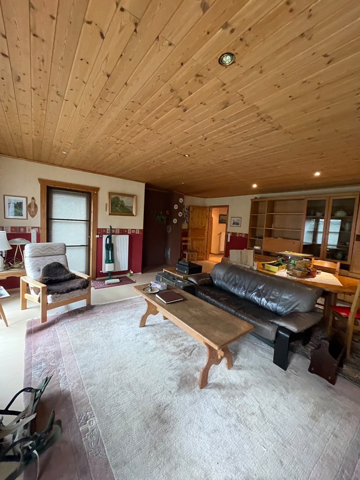 Wohnzimmer · Munster – vor der Entrümpelung, vollgestellter Raum mit Möbeln und Hausrat